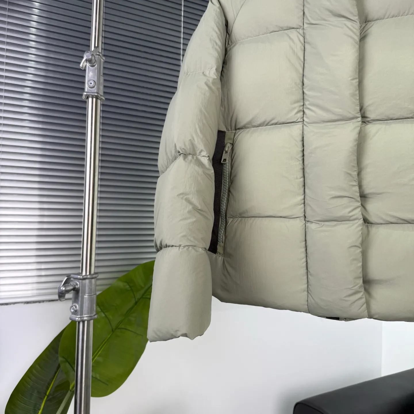 P880 High-end quality 𝑪𝒂𝒏𝒂𝒅𝒂 𝑮𝒐𝒐𝒔𝒆｜Canada Goose Black Label 𝗝𝘂𝗻𝗰𝘁𝗶𝗼𝗻 Series Capsule Short Down Jacket/Ouyang Nana Generation/Same Style for Men and Women 𝗦𝗶𝘇𝗲: 𝗫𝗦 𝗦 𝗠 𝗟 𝗫𝗟 𝗫𝗫𝗟 Product color: black, pure white, off-white, cherry blossom pink, green, brown, Coding: 𝟬𝟬𝟬𝟲𝟭𝟬𝗖